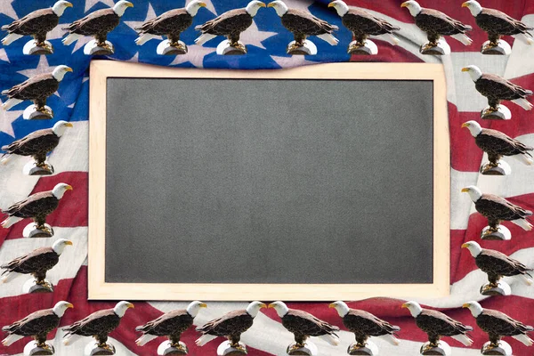 ワシとスレートの構成で米国の旗の背景 民主主義と自由の概念 — ストック写真