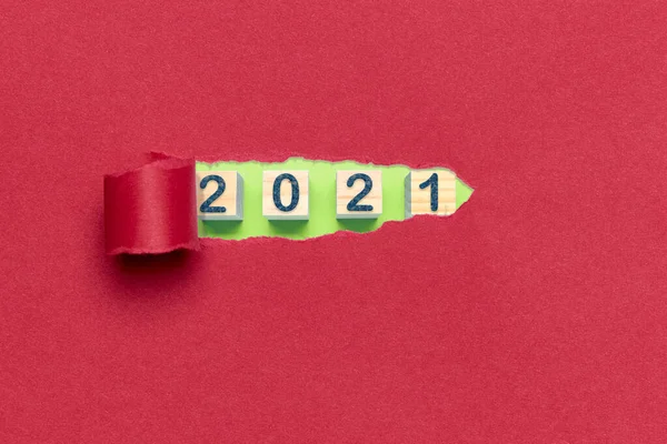 Новым 2021 Годом Разорванная Бумага Показывает Номер 2021 Кубиках Праздничный — стоковое фото