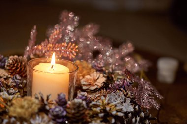 Advent dekorasyon, çelenk, mum. Karanlıkta bir mum güzel dekoratif çelenk içinde yanıyor.