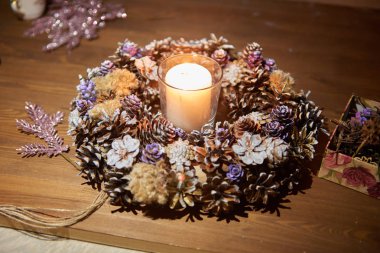 Advent dekorasyon, çelenk, mum. Karanlıkta bir mum güzel dekoratif çelenk içinde yanıyor.