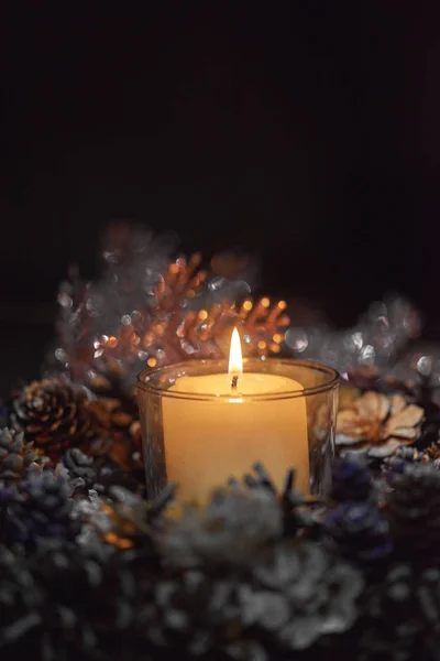 Adventsdekoration Kranz Kerze Dunkeln Brennt Eine Kerze Einem Schönen Dekorativen — Stockfoto