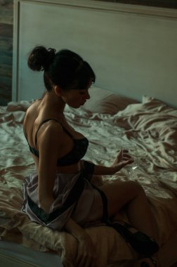 İç çamaşırlı zayıf kız.