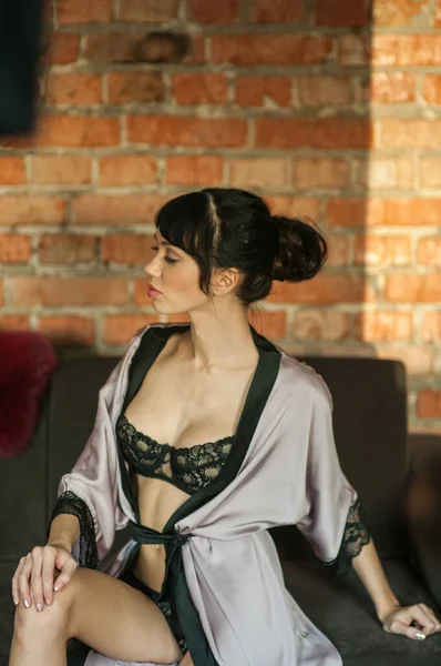 İç çamaşırlı zayıf kız.