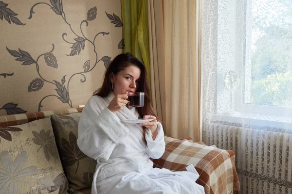 Ein Mädchen Weißen Bademantel Entspannt Sich Wellnessbereich Auf Der Couch — Stockfoto