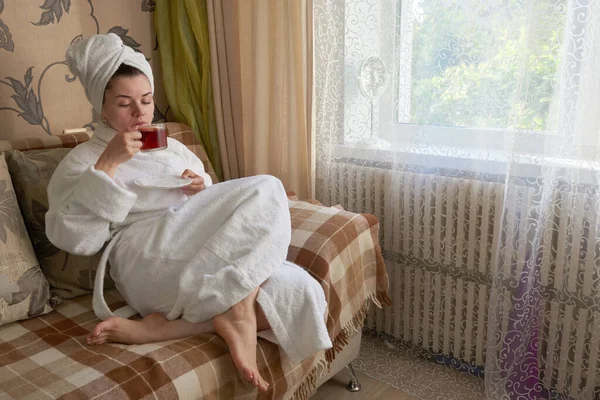 Ein Mädchen Weißen Bademantel Entspannt Sich Wellnessbereich Auf Der Couch — Stockfoto