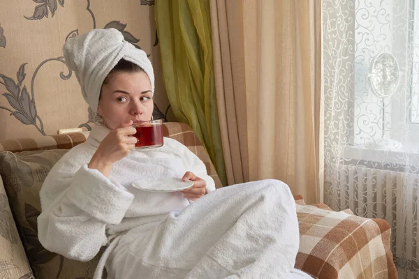 Ein Mädchen Weißen Bademantel Entspannt Sich Wellnessbereich Auf Der Couch — Stockfoto