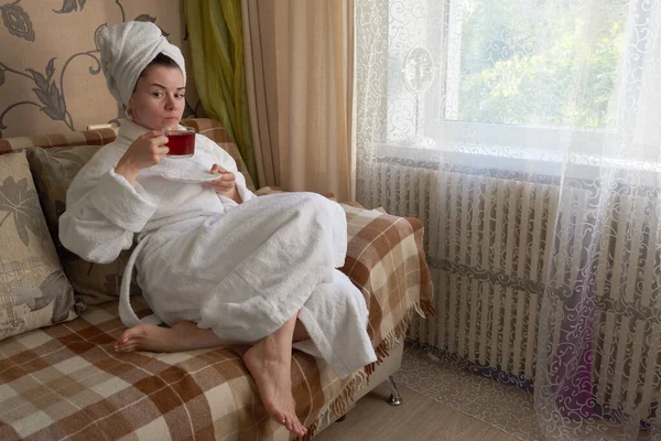 Ein Mädchen Weißen Bademantel Entspannt Sich Wellnessbereich Auf Der Couch — Stockfoto