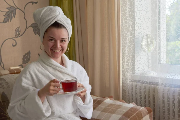 Ein Mädchen Weißen Bademantel Entspannt Sich Wellnessbereich Auf Der Couch — Stockfoto