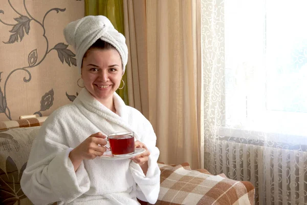 Ein Mädchen Weißen Bademantel Entspannt Sich Wellnessbereich Auf Der Couch — Stockfoto