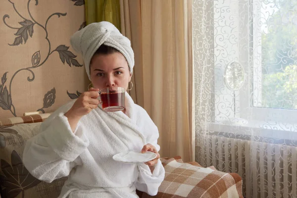 Ein Mädchen Weißen Bademantel Entspannt Sich Wellnessbereich Auf Der Couch — Stockfoto