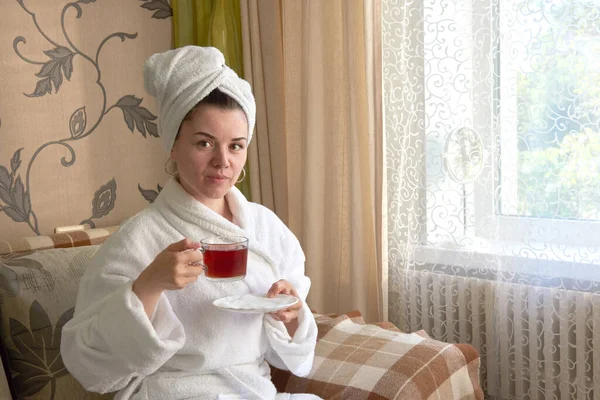 Ein Mädchen Weißen Bademantel Entspannt Sich Wellnessbereich Auf Der Couch — Stockfoto