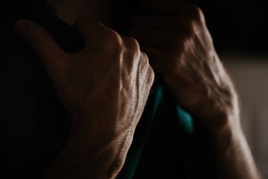 Erkek elleri farklı el hareketleri gösterir..