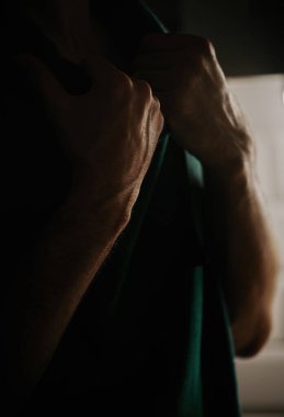 Erkek elleri farklı el hareketleri gösterir..