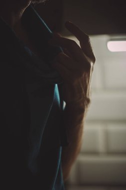 Erkek elleri farklı el hareketleri gösterir..