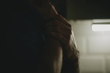 Erkek elleri farklı el hareketleri gösterir..