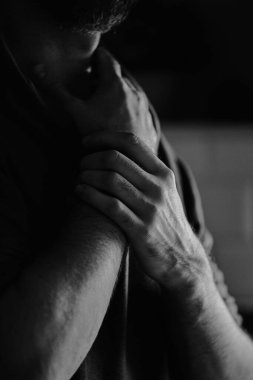 Erkek elleri farklı el hareketleri gösterir..