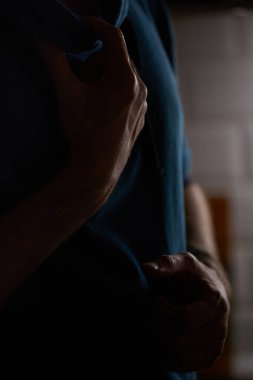 Erkek elleri farklı el hareketleri gösterir..