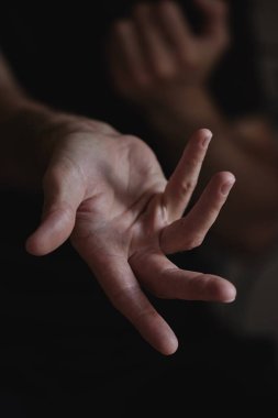 Erkek elleri farklı el hareketleri gösterir..
