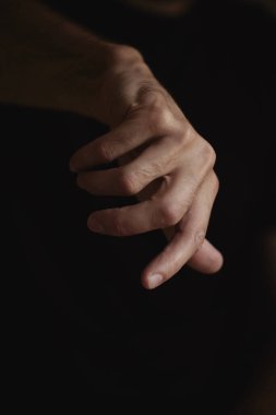 Erkek elleri farklı el hareketleri gösterir..