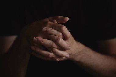 Erkek elleri farklı el hareketleri gösterir..