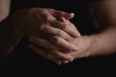 Erkek elleri farklı el hareketleri gösterir..