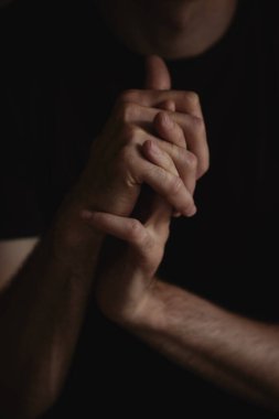 Erkek elleri farklı el hareketleri gösterir..