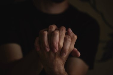 Erkek elleri farklı el hareketleri gösterir..