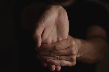 Erkek elleri farklı el hareketleri gösterir..