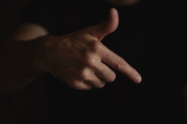 Erkek elleri farklı el hareketleri gösterir..