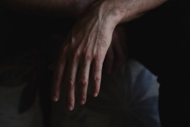 Erkek elleri farklı el hareketleri gösterir..