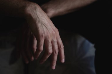 Erkek elleri farklı el hareketleri gösterir..