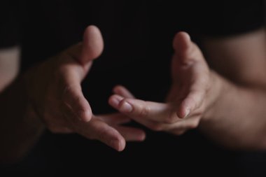 Erkek elleri farklı el hareketleri gösterir..