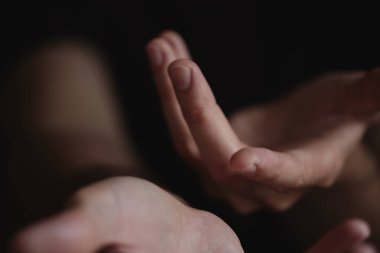 Erkek elleri farklı el hareketleri gösterir..