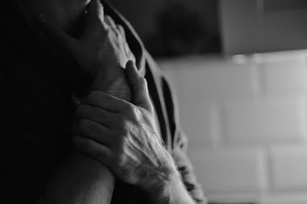 Erkek elleri farklı el hareketleri gösterir..