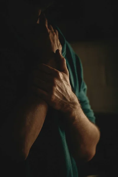 Erkek elleri farklı el hareketleri gösterir..