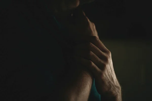 Erkek elleri farklı el hareketleri gösterir..