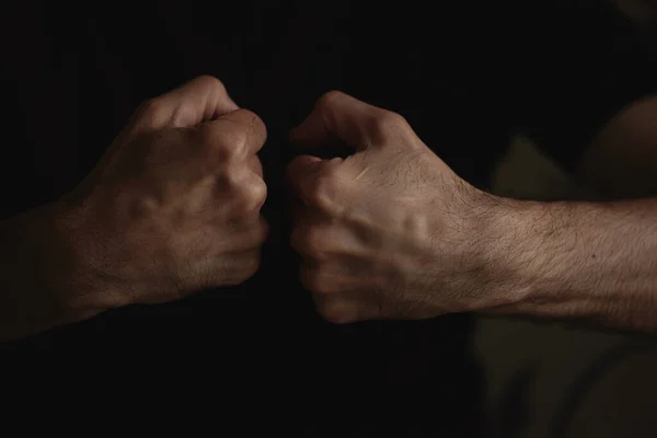 Erkek elleri farklı el hareketleri gösterir..