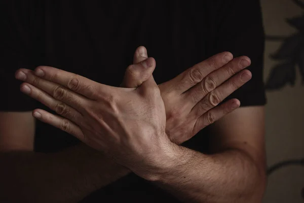 男性の手は異なるジェスチャーの手の動きを示す — ストック写真