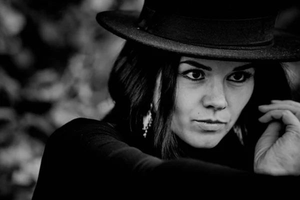 Portre Ormanda Siyah Şapkalı Bir Kız — Stok fotoğraf