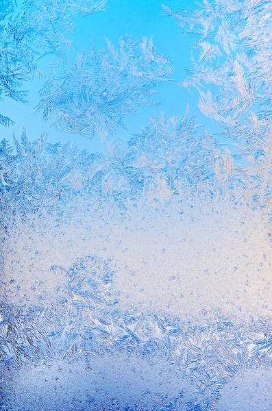 在圣诞特写镜头中 窗玻璃上冰冻水晶体的蓝色纹理图案图像寒冷的冬季下午 — 图库照片