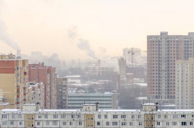 Moskova şehir çatılar konut, borular ve sis Kışın açık havada günde buharda fabrikaları Panoraması.