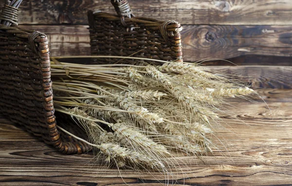 Weizenähren Reifen Einem Weidenkorb Auf Einem Holztisch Einem Bauernhaus Großaufnahme — Stockfoto