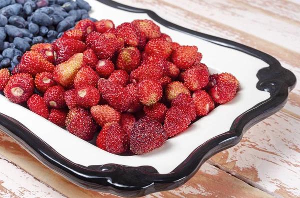 Honeysuckle and strawberries close-up — Stock Photo, Image