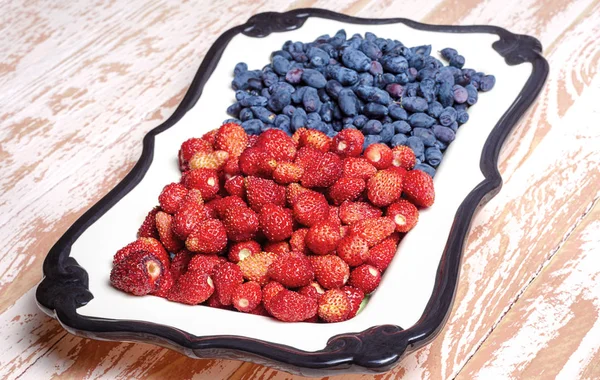 Honeysuckle and strawberries side — Stock Photo, Image