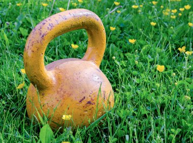 Yuvarlak eski sarı kettlebell