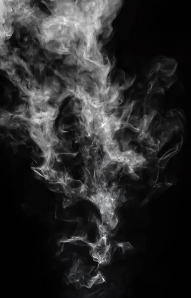 검은 색 배경을 수직으로 연기 — 스톡 사진