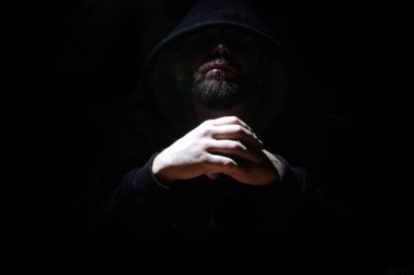 Adam siyah kukuleta ve duman