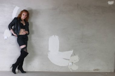 Kız bir şırınga fahişe bir doz ile bir deri ceket bağımlısı