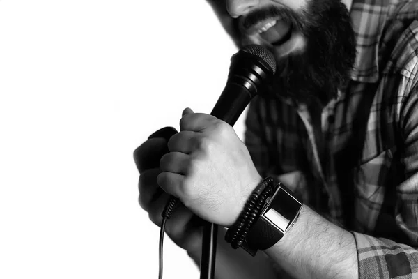 Mikrofon na białym tle ręką człowieka — Zdjęcie stockowe