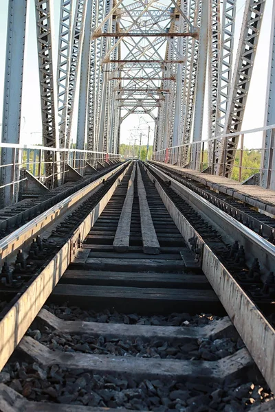 Brücke auf den Bahngleisen und industrieller grauer Stein — Stockfoto